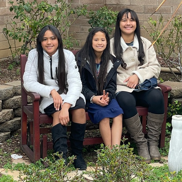 Meet your Poshers, UilaAkiLose - Picture 1 of 1